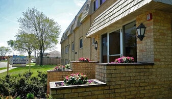 Twin Lakes Apartments in Robbinsdale, MN - Building Photo