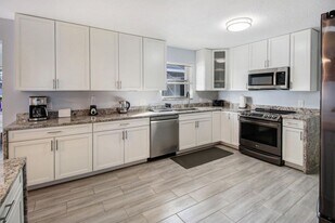 120 Park Ln E in Hypoluxo, FL - Building Photo