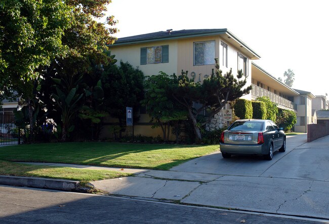 918 N Cedar Ave in Inglewood, CA - Foto de edificio - Building Photo