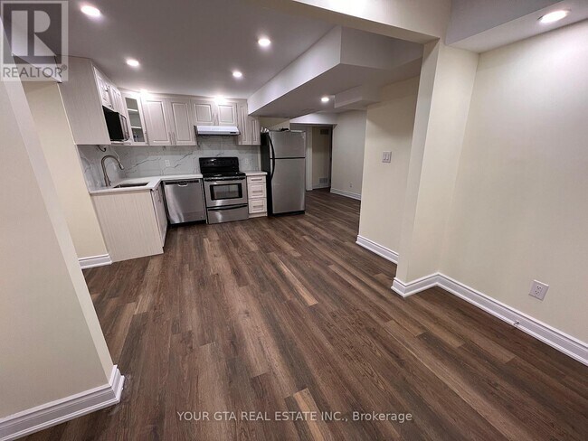 2164 Eighth Line in Oakville, ON - Building Photo - Building Photo