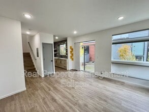 541 S Cloverdale St in Seattle, WA - Building Photo - Building Photo