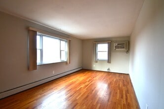 4216 Settle St, Unit 2 in Cincinnati, OH - Foto de edificio - Building Photo