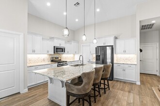 559 S Ascend Dr in Washington, UT - Foto de edificio - Building Photo