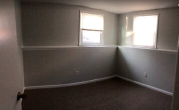 7 Lovefield St in Easthampton, MA - Foto de edificio - Building Photo