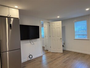 909 Old Post Rd in Mamaroneck, NY - Building Photo - Building Photo