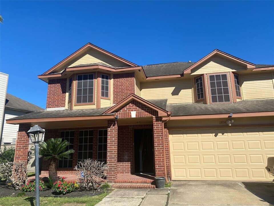 13934 Beckwith Dr in Houston, TX - Building Photo