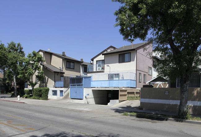 702 E Chestnut Ave in Santa Ana, CA - Building Photo - Building Photo