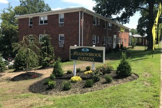 Meadowbrook Gardens in Cedar Grove, NJ - Foto de edificio - Building Photo