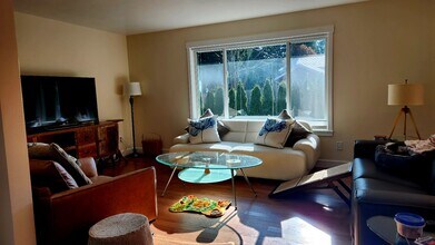 8120 Kitamat Way in Blaine, WA - Foto de edificio - Building Photo