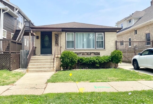 property at 2725 N Oak Park Ave