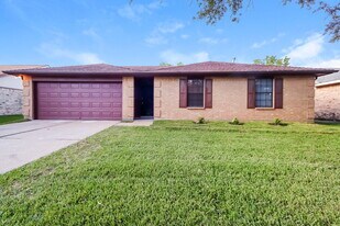 5014 Meadow Crest St in La Porte, TX - Building Photo