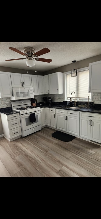 3 Hamar Dr in Feeding Hills, MA - Building Photo