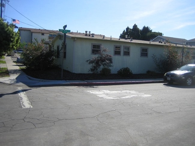 548 W Imperial Ave in El Segundo, CA - Building Photo - Building Photo