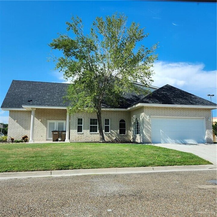 2914 Chateau St in Edinburg, TX - Building Photo