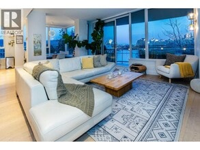 9 Smithe Mews in Vancouver, BC - Building Photo - Building Photo