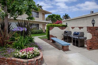 Cambridge Apartments in Huntington Beach, CA - Foto de edificio - Building Photo