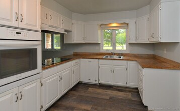 62 Candlewood Lake Rd in Brookfield, CT - Building Photo - Building Photo