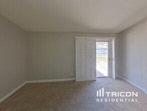 125 Park Ridge Ln in Henderson, NV - Building Photo - Building Photo