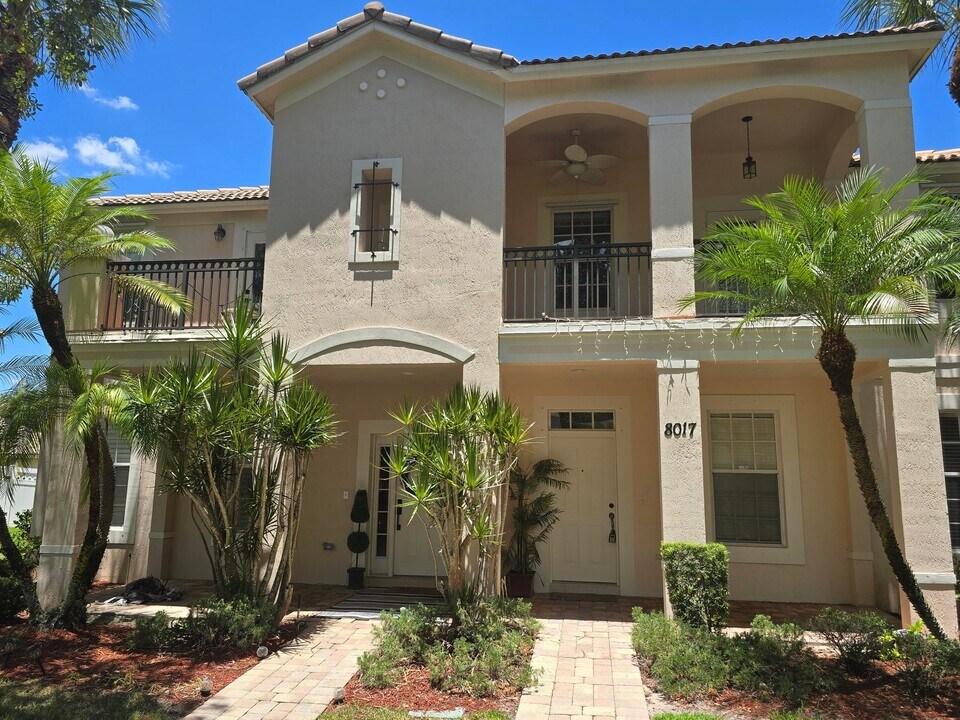 8017 Murano Cir in Palm Beach Gardens, FL - Building Photo