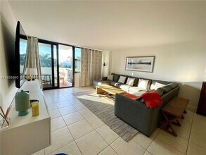 10101 E Bay Harbor Dr in Bay Harbor Islands, FL - Foto de edificio - Building Photo