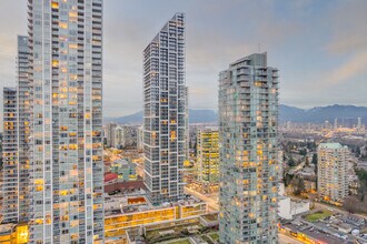 6000 Mckay Av in Burnaby, BC - Building Photo - Building Photo