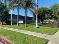 Woodman Apartments in Van Nuys, CA - Foto de edificio - Building Photo