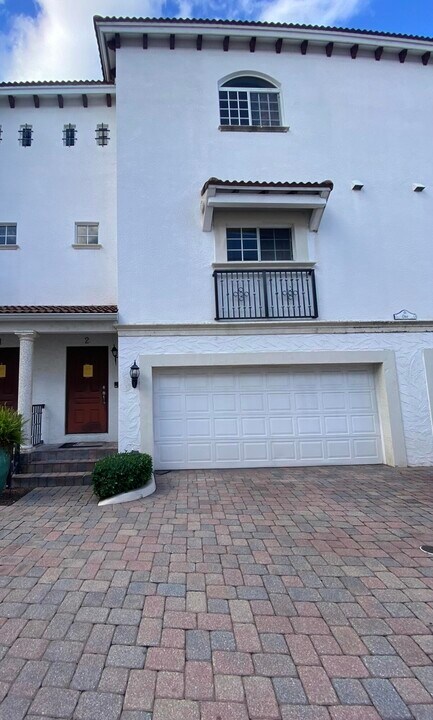 1950 Presidential Way in West Palm Beach, FL - Building Photo