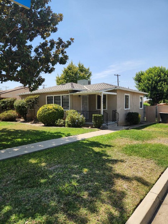 261 N Larson St in Porterville, CA - Building Photo