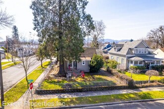 417 N Oakdale Ave in Medford, OR - Building Photo - Building Photo