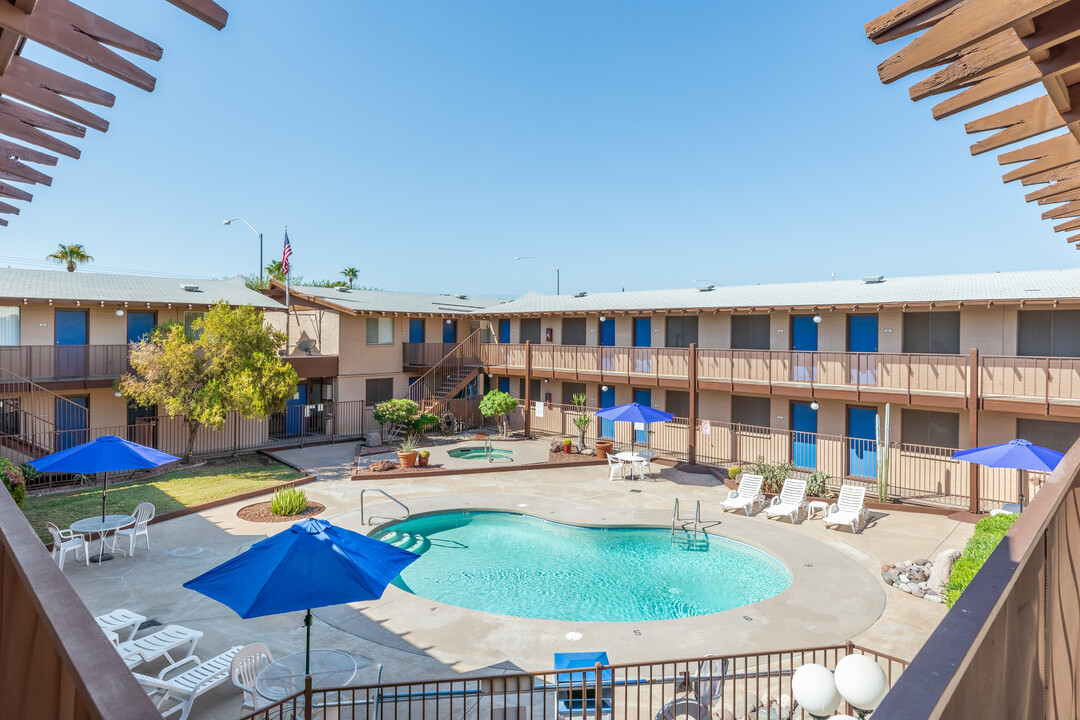 La Petite Chateau Apartments in Mesa, AZ - Building Photo