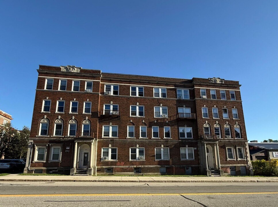 1039 Main St in Worcester, MA - Building Photo