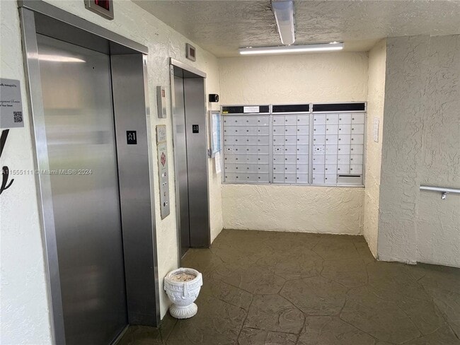 2205 S Cypress Bend Dr, Unit 302 in Pompano Beach, FL - Building Photo - Building Photo