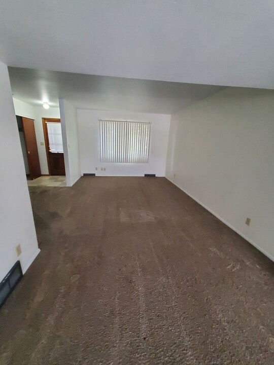 650-670 S 60th St. (9 Unit) in West Allis, WI - Building Photo