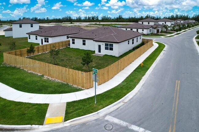 2305 SE 29th St in Homestead, FL - Building Photo - Building Photo