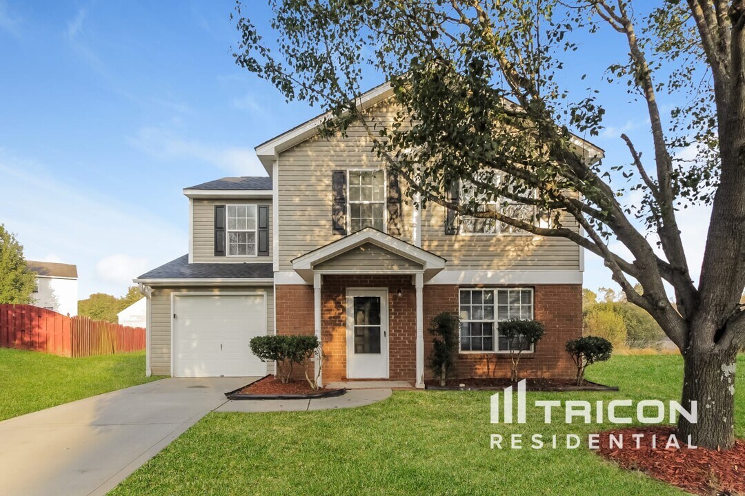 2045 Sunset Village Dr in Charlotte, NC - Building Photo