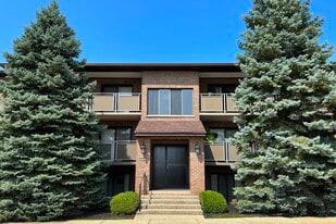 Colonial Village in Crescent Springs, KY - Building Photo