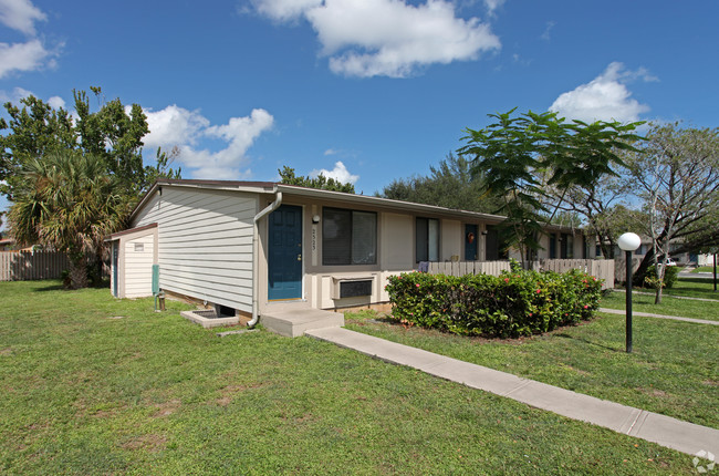 Holly Ridge in Hollywood, FL - Building Photo - Building Photo