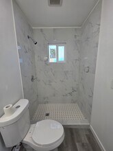 635 W 51st St, Unit three quarters in Los Angeles, CA - Building Photo - Building Photo