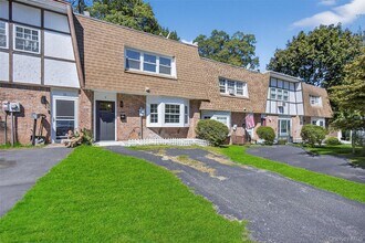8 Roundtree Ct in Beacon, NY - Building Photo - Building Photo