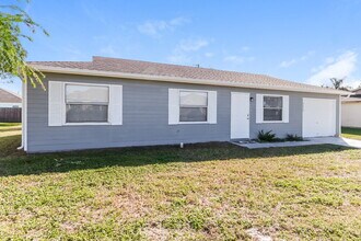 4673 SW Monaco St in Port St. Lucie, FL - Foto de edificio - Building Photo