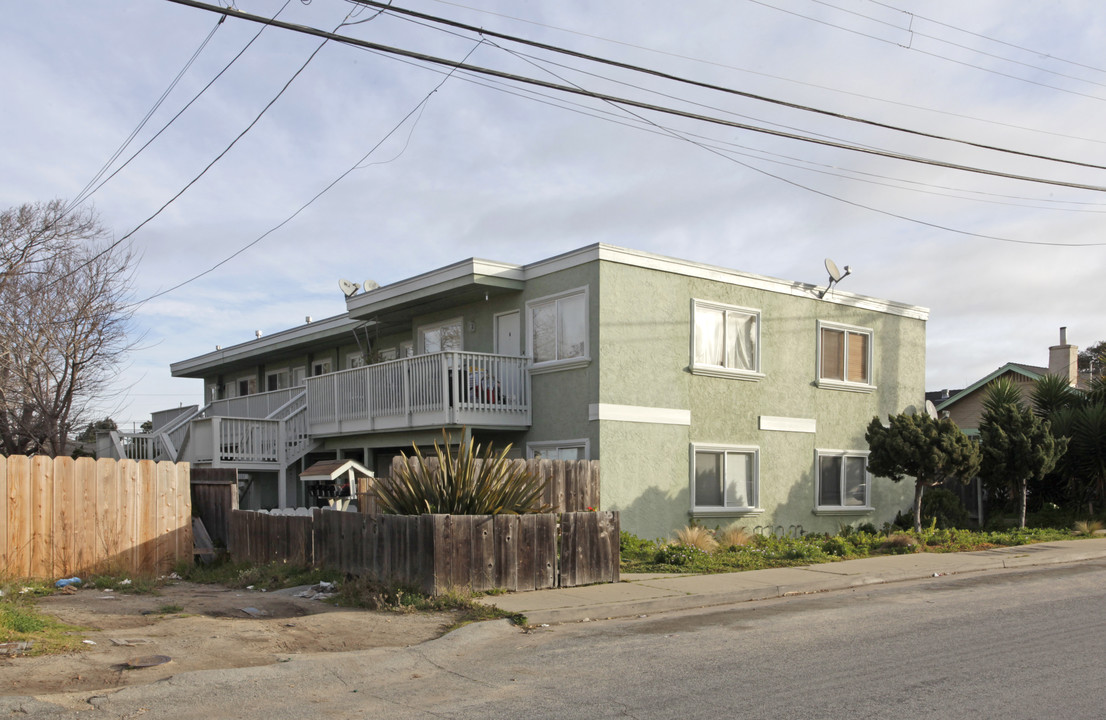 951 Trinity Ave in Seaside, CA - Foto de edificio