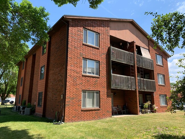 Pine Tree Flats in Ankeny, IA - Foto de edificio - Building Photo