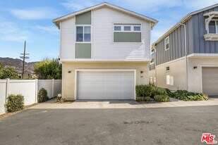 13450 Hubbard St in Los Angeles, CA - Building Photo