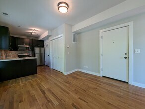 2203 W Eastwood Ave, Unit 2201-1E in Chicago, IL - Foto de edificio - Building Photo