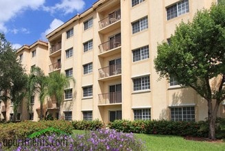 Laguna Pointe in Pompano Beach, FL - Building Photo - Building Photo