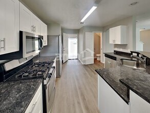 13323 Ambrosa Dr, Unit 24 in Houston, TX - Building Photo - Building Photo