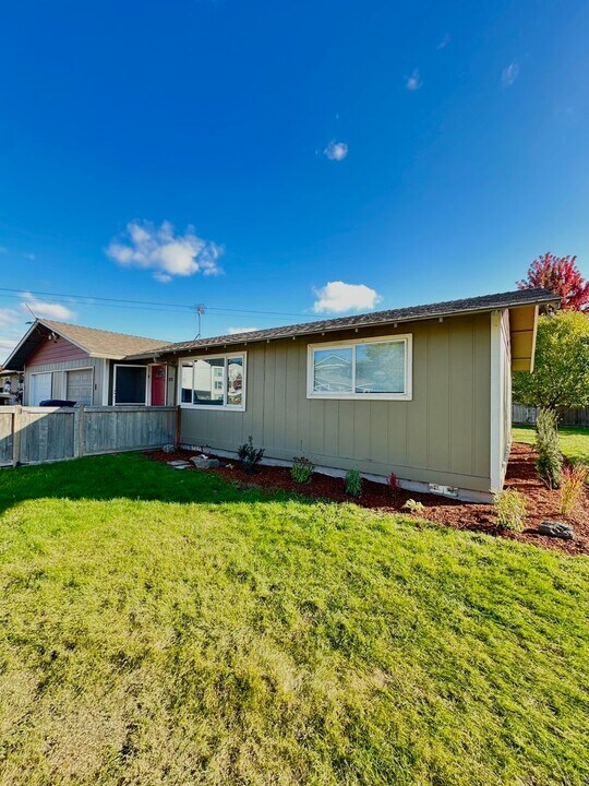 1890 SW Timber Ave in Redmond, OR - Building Photo