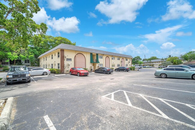 Oakland Park Villas in Oakland Park, FL - Foto de edificio - Building Photo