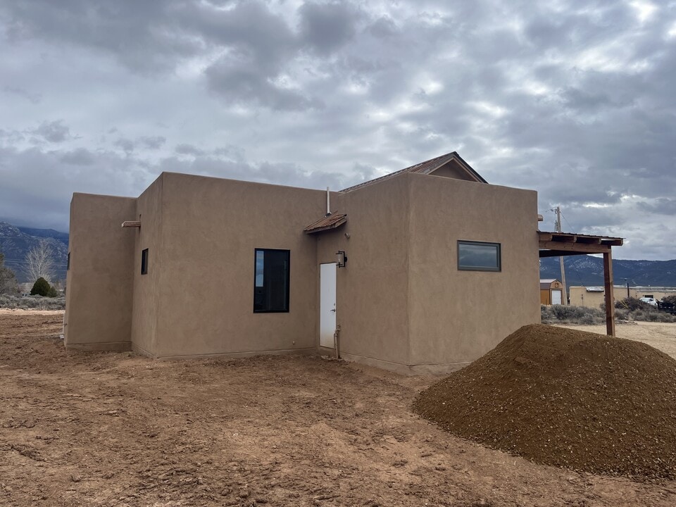 2 Kincaid Rd in El Prado, NM - Building Photo