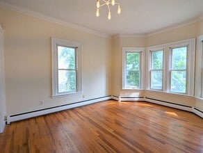 19 Howe St, Unit 1 in Somerville, MA - Building Photo - Building Photo